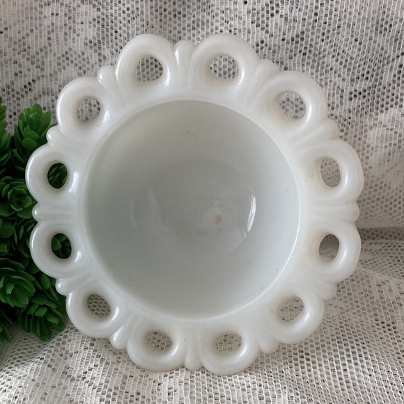 Vintage Anchor Hocking Milk Glass Pierced Circle Pedestal Dish - Picture 2 of 5